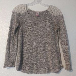 No Boundaries women's size M (7-9) black and white sweater